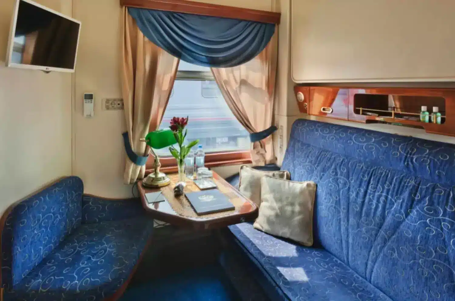 golden eagle train gold cabin daytime setup