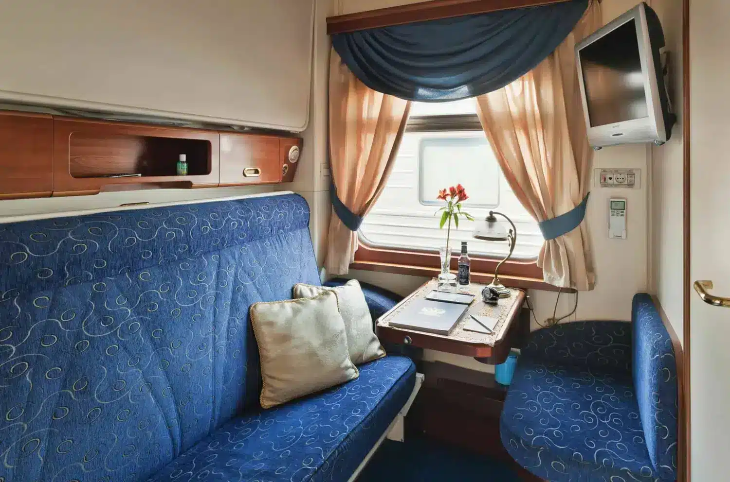 golden eagle train silver cabin daytime setup