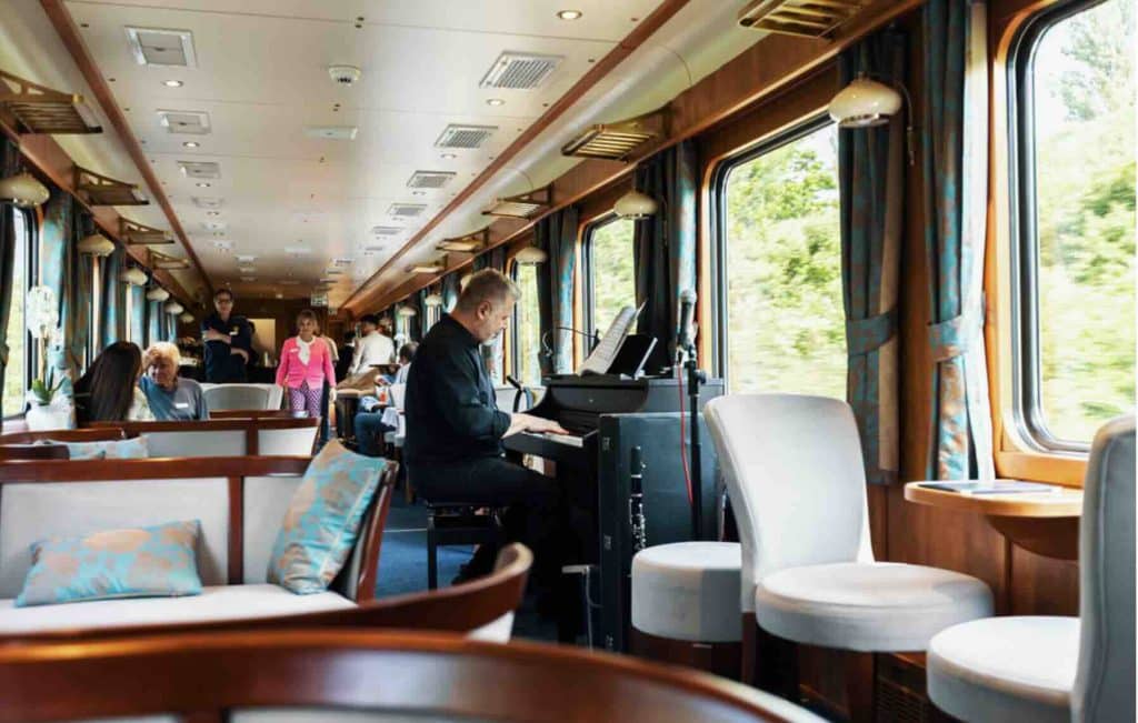 Danube Express pianist in lounge